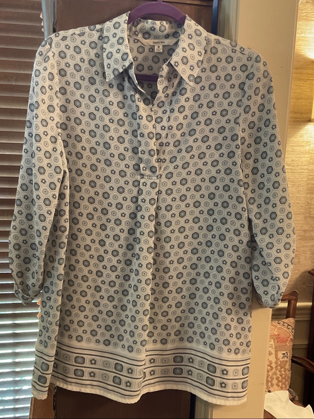 Mint condition Sophie Max top. Light, very attractive. Size M. 30” long, 20”pit.